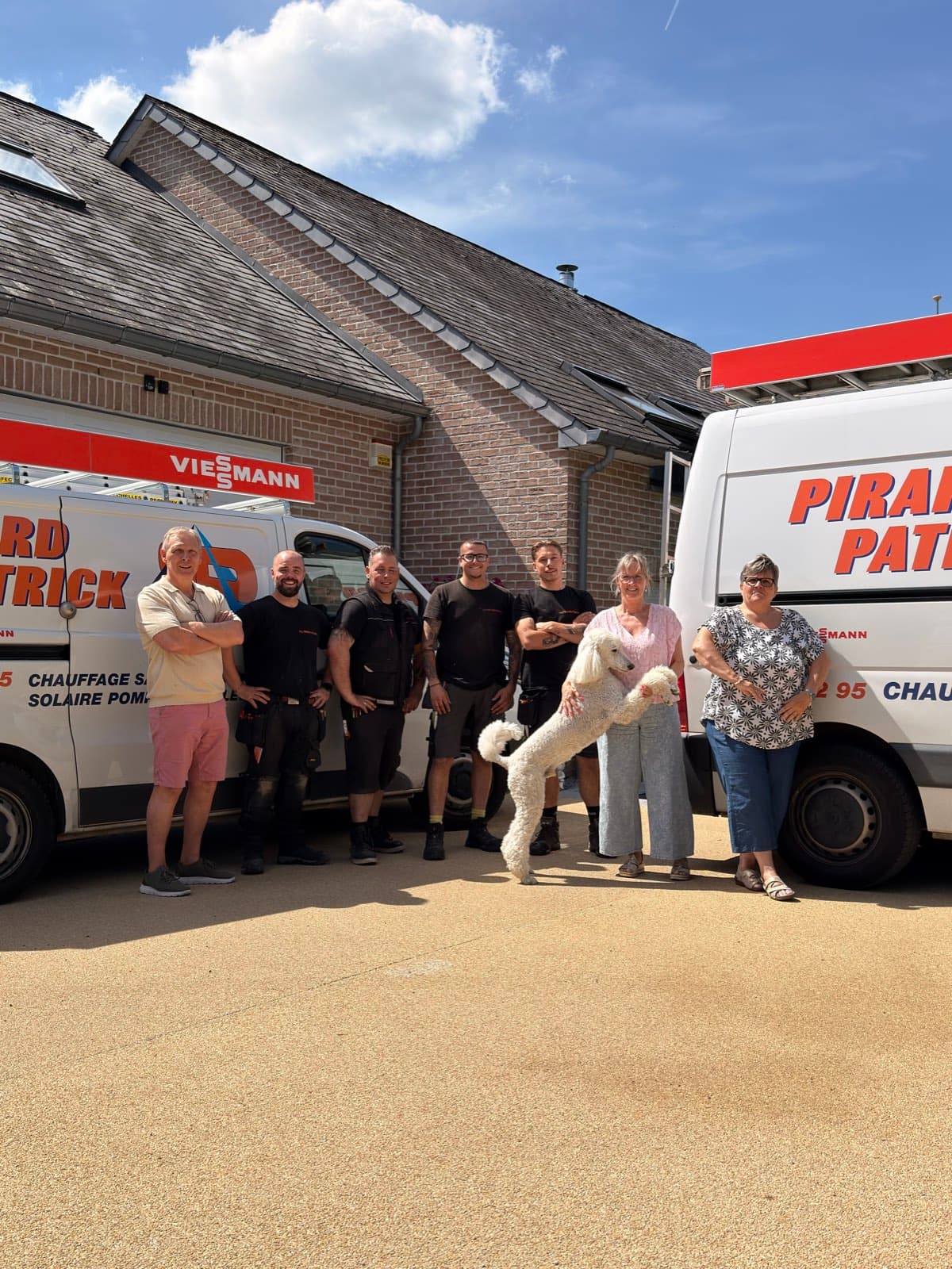 L'équipe de Patrick Pirard SRL devant ses camionnettes Viessmann